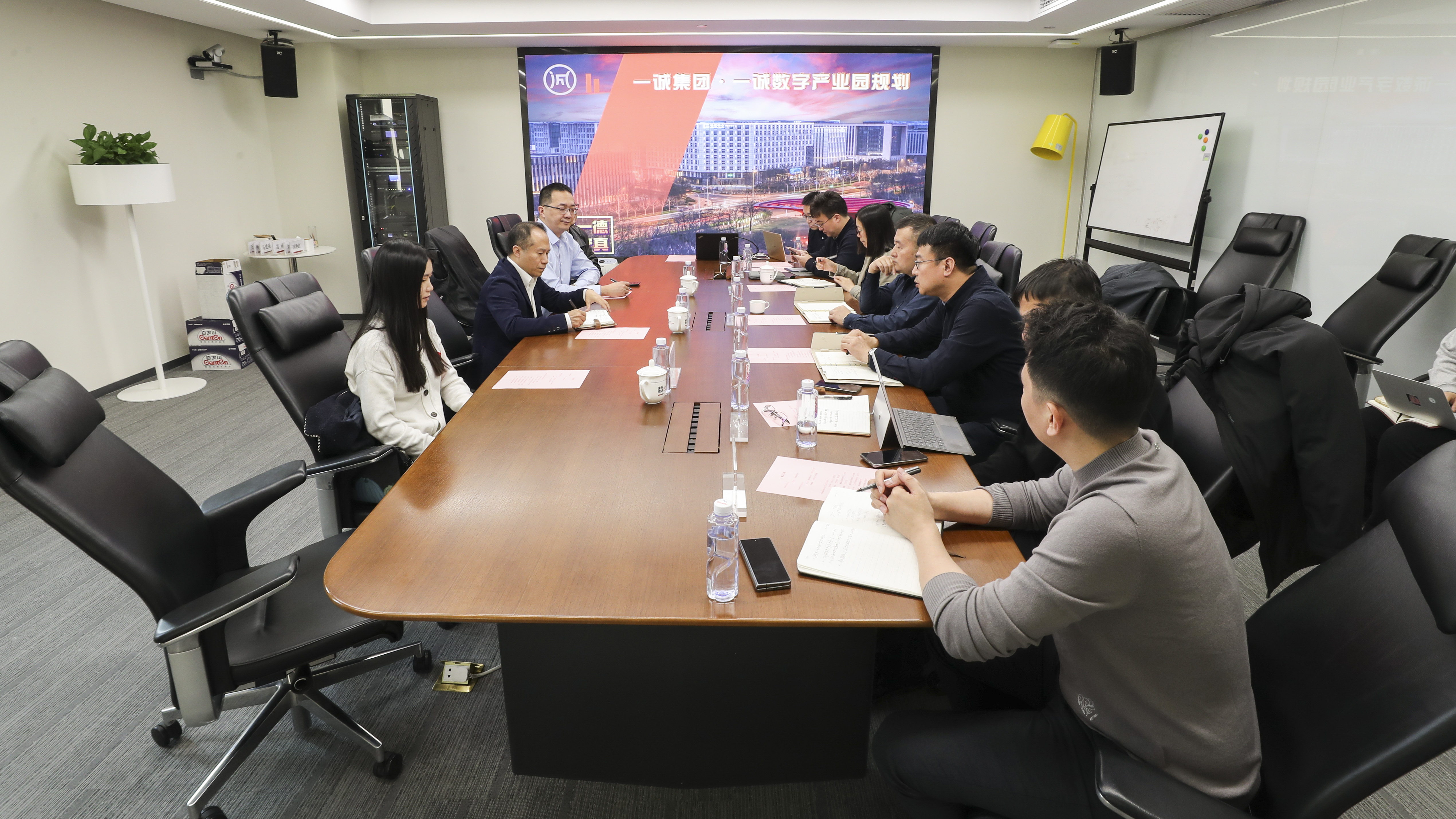 春满四合院
与市商务局、市楼宇经济协会开展业务交流