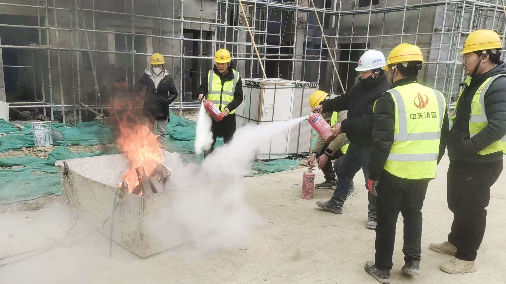 筑牢思想防线 强化应急响应丨春满四合院
组织开展消防应急演练