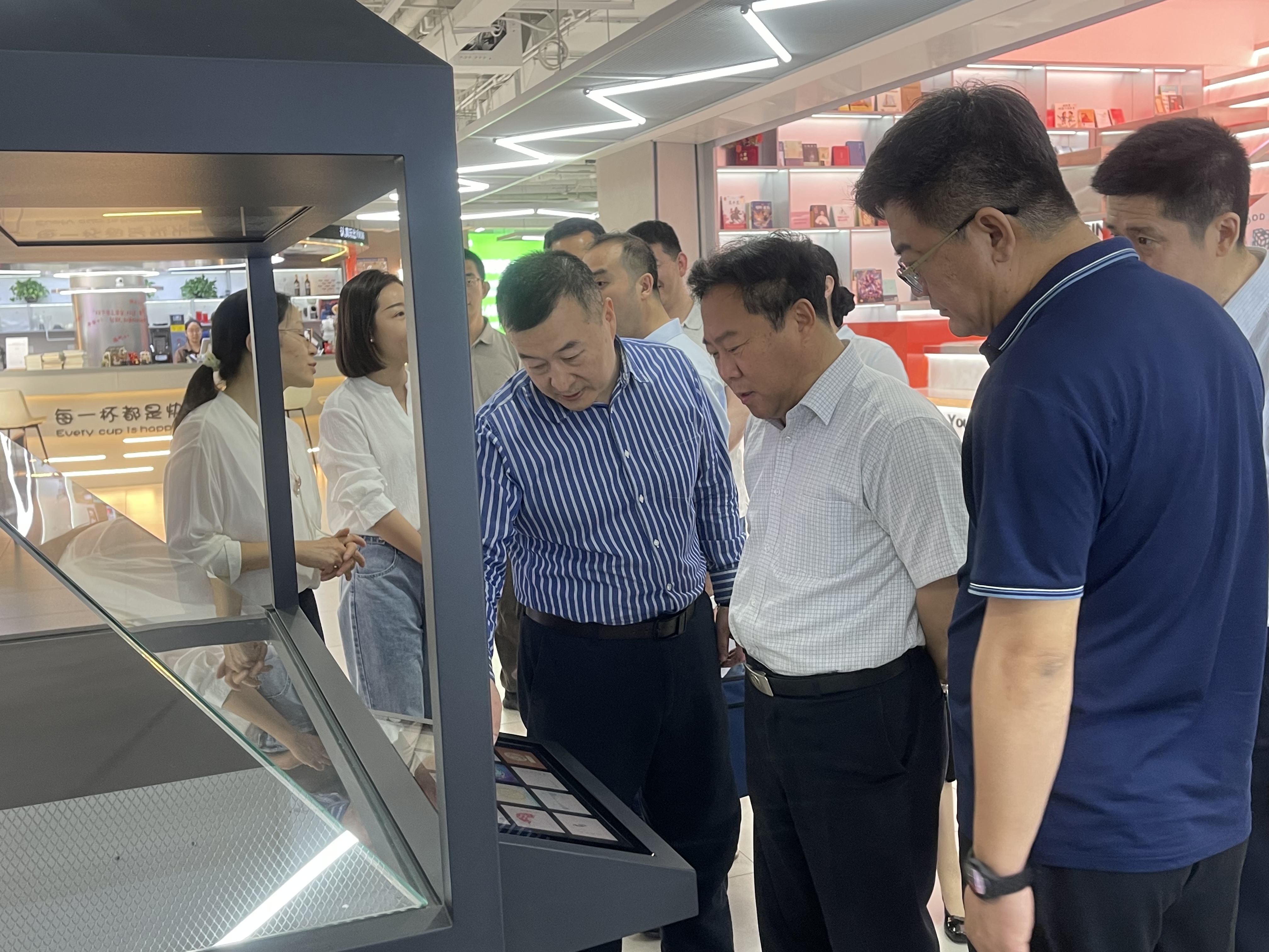 天津市检察院党组副书记、副检察长侯智一行深入春满四合院
调研服务