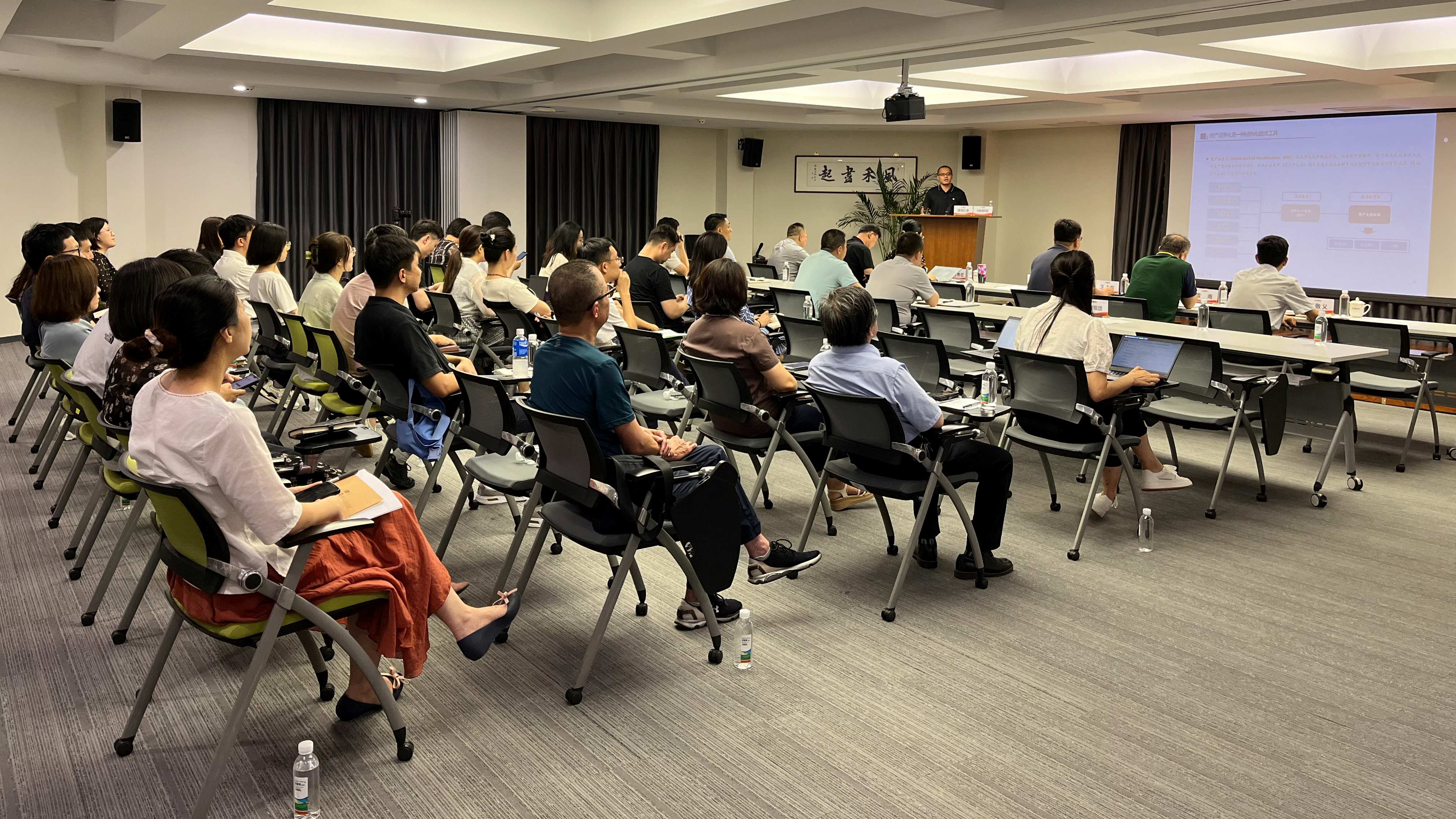 春满四合院
联合劝华春满四合院组织开展资产盘活专题培训