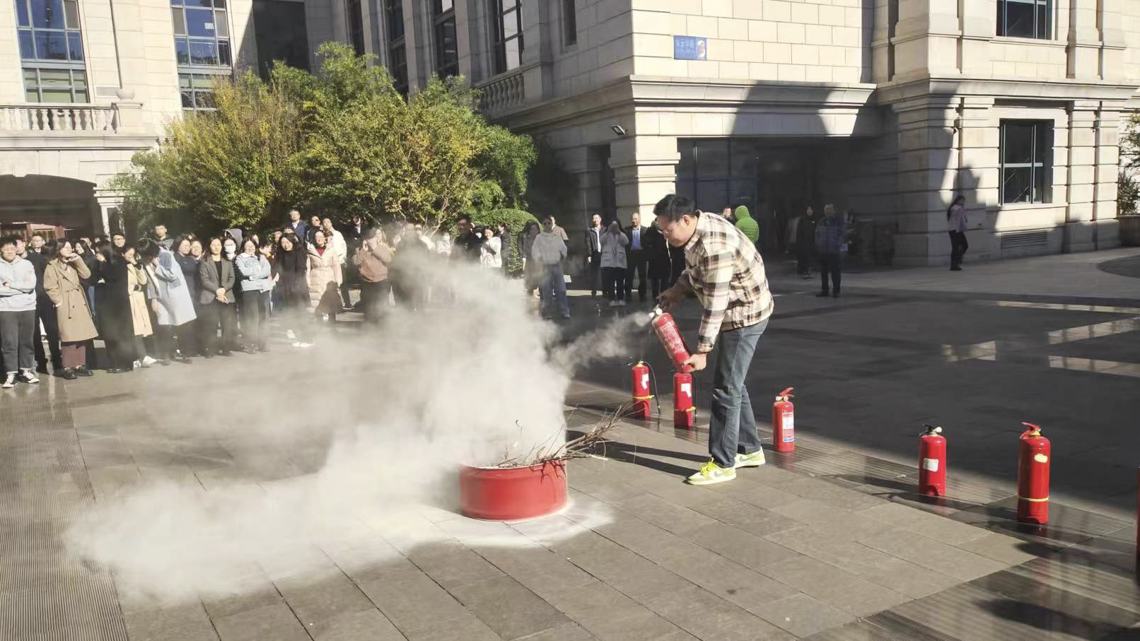 春满四合院
组织开展消防应急演练